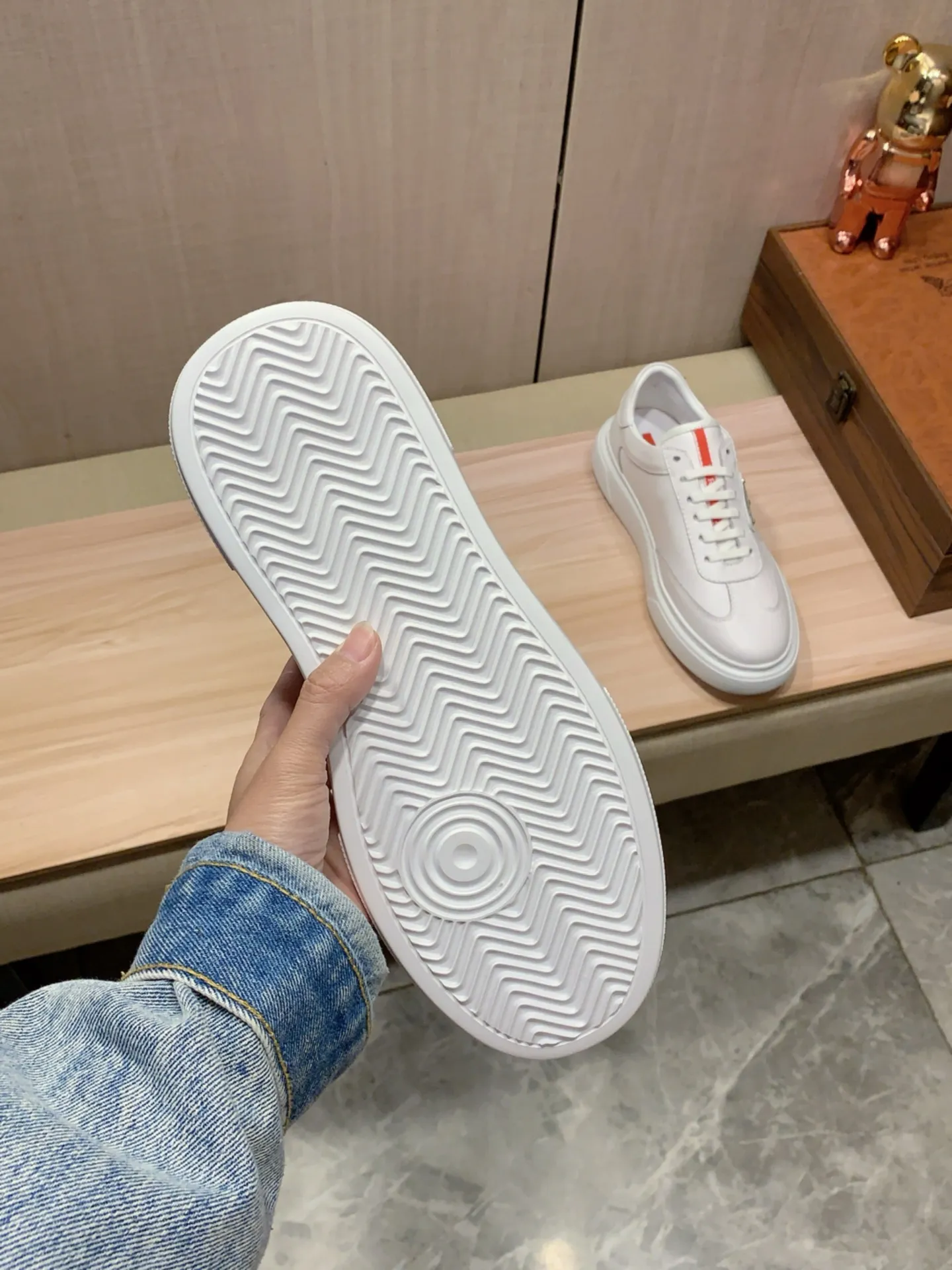 New model: Factory price: 460💰💰🎩🎩[Lightning][Lightning] "Prada Men's Shoes 💰pRADA*" The latest and most popular casual shoes, top brands [seduce] luxury~purchase, top~quality. [Strong] The upper is made of imported breathable and polished cowhide material ➕ Breathable sheepskin feet (•) with fine workmanship. The original stylish and stylish soft rubber wear-resistant and non-slip outsole is light and comfortable on the feet. The real thing looks better when photographed in person. 0186: code: 38-44, 4️⃣ colors selected
